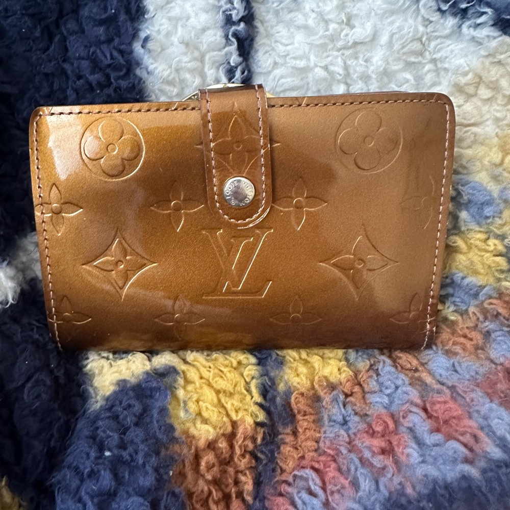 Beautiful clean Vernis Louis Vuitton wallet